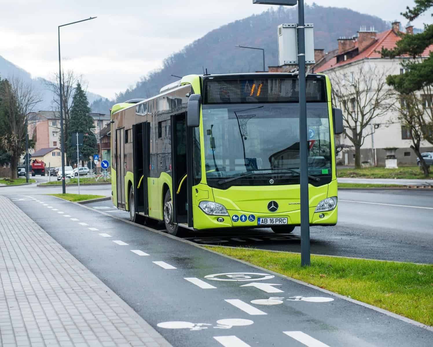 muzică live în autobuz, de „vinerea verde”, la cugir. tinerii