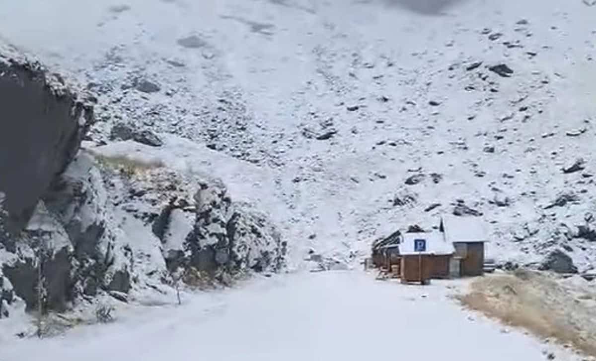 ninge pe transfăgărășan. strat de zăpadă de 16 centimetri, la