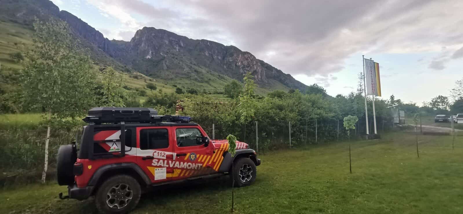 update foto: intervenție salvamont alba pentru recuperarea a trei turiști,