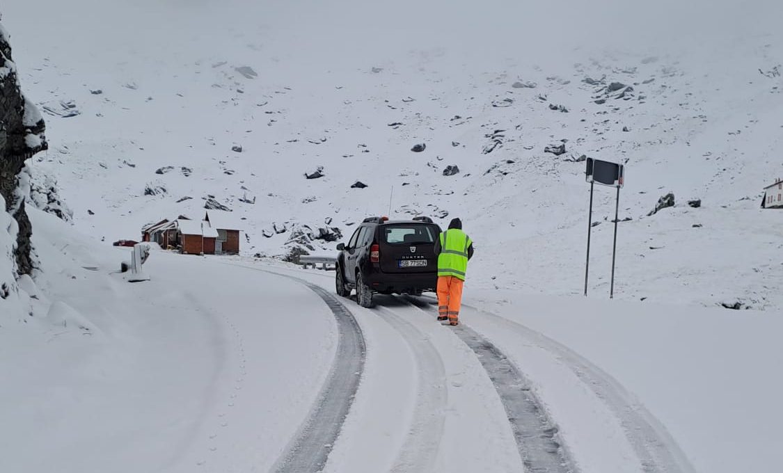 video: zăpada crește pe transfăgărășan, după 3 zile de ninsoare.