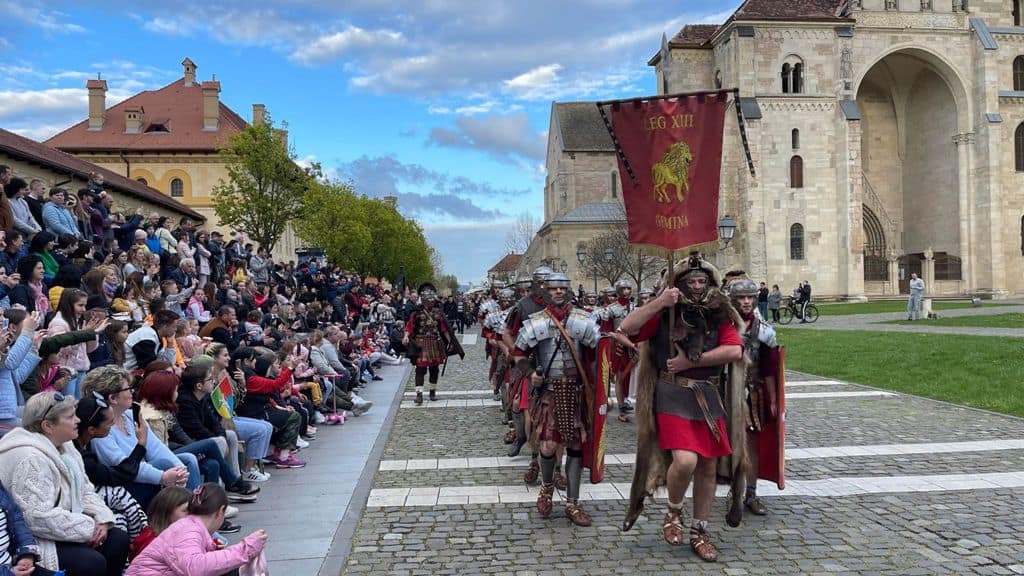 vineri 16 mai: spectacolul cu daci și romani va avea