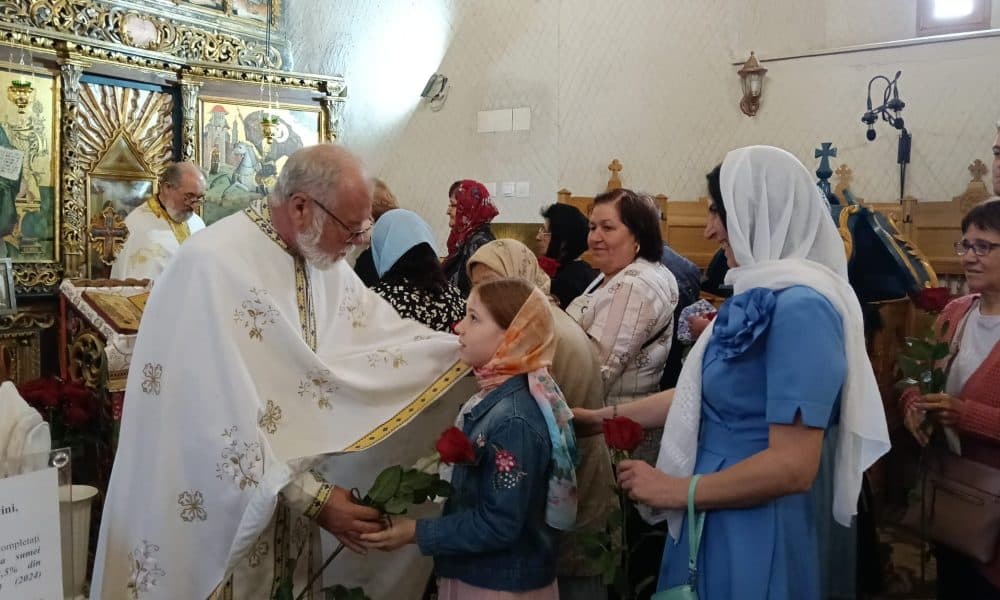 video duminica femeilor mironosițe: flori și binecuvântare la biserica „sfântul