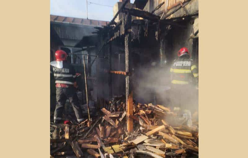 incendiu la concești! o bucătărie de vară și acoperișul unei