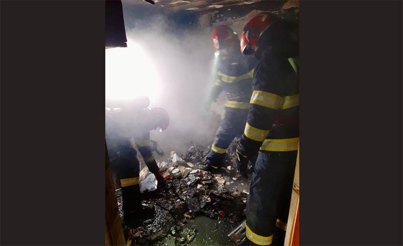 incendiu într o gospodărie din pădureni: bucătărie cuprinsă de flăcări, pompierii