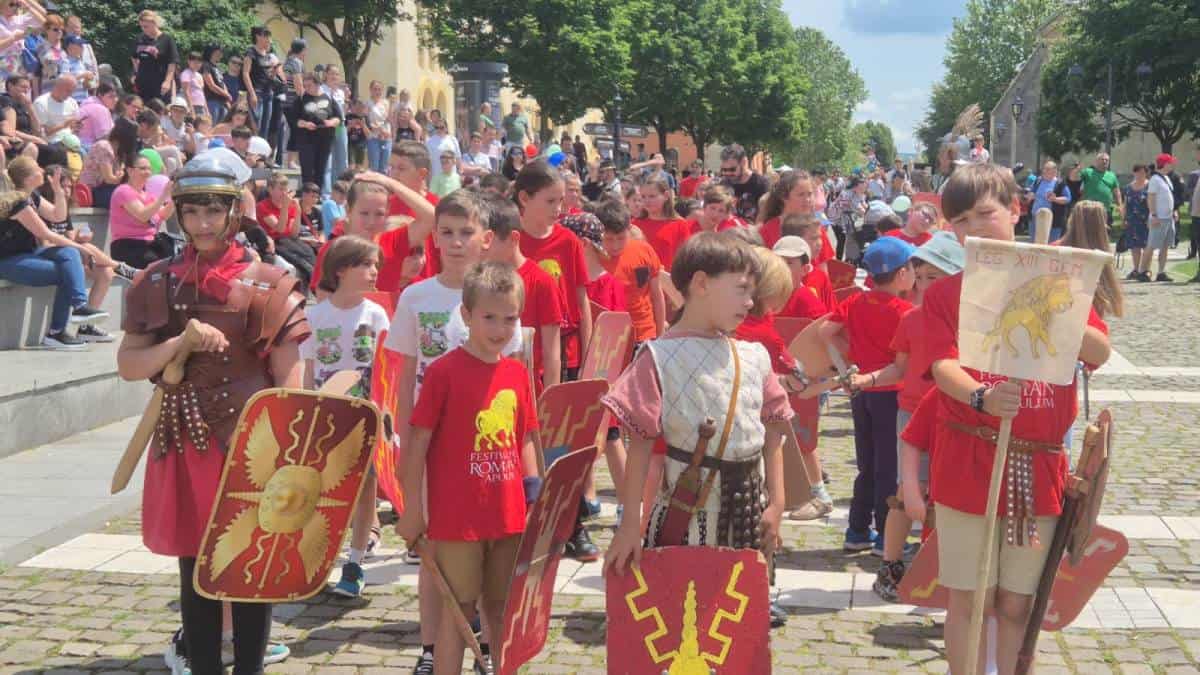 video: defilarea copiilor – legiunea a xiii a gemina minor în