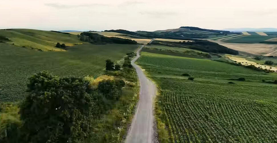 video: drumul comunal 203 blaj – deleni obârșie – tiur a