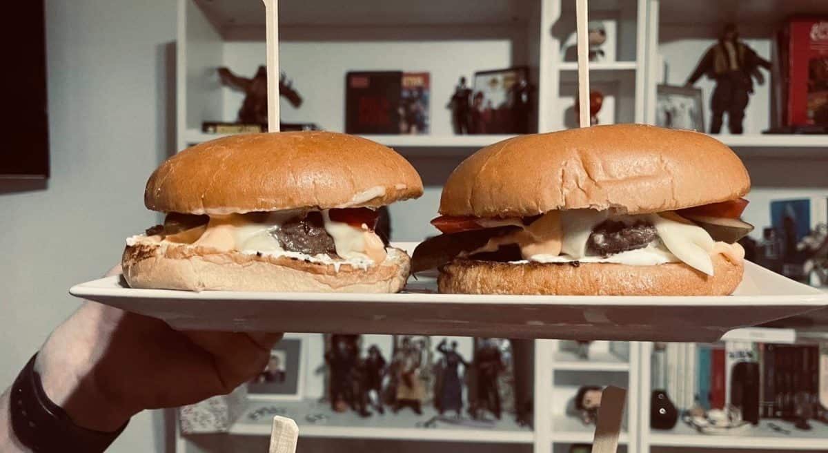utilizarea termenilor de „friptură”, „cârnat” sau „hamburger” pentru produsele vegetale,