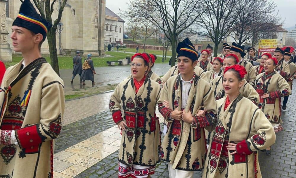 video: festivalul „ambasadorii unirii” la alba iulia. parada costumelor populare