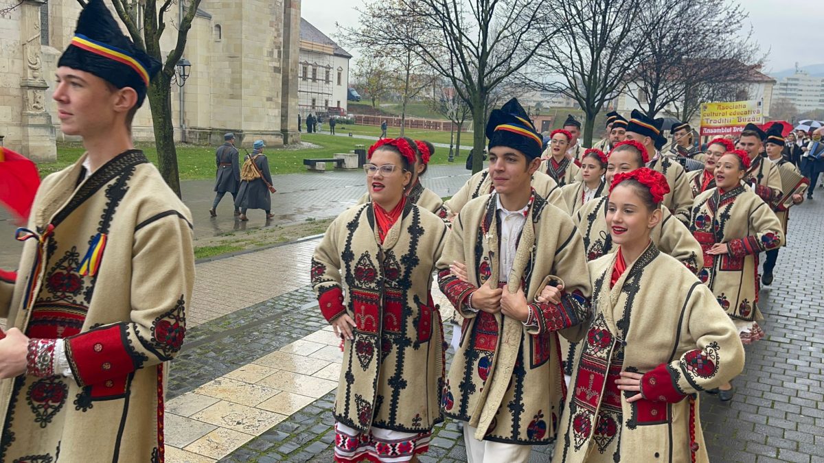 video: festivalul „ambasadorii unirii” la alba iulia. parada costumelor populare