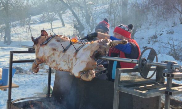 foto video: „serbările zăpezii” la limba, în comuna ciugud. purceluș la