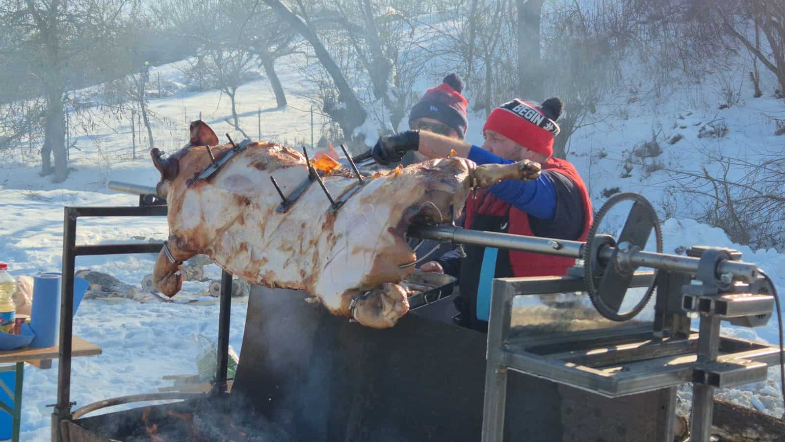 foto video: „serbările zăpezii” la limba, în comuna ciugud. purceluș la